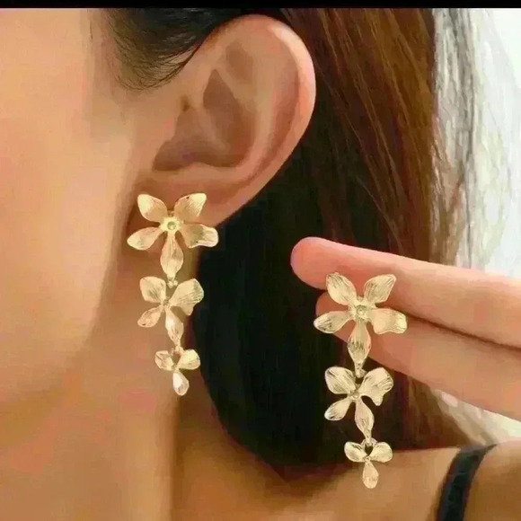 Jewelry - Brand New Gold Flower Design Elegant Earrings